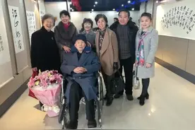 六十三岁的儿子为九十四岁的父亲洗澡为何感慨万千图片