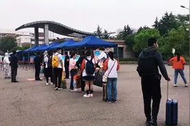 武汉高三复课 智能学习设备走入华师大一附中助力备考“争分夺秒”图片