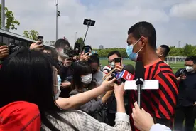 上港新援洛佩斯首次接受采访：已融入球队，用训练打动主教练图片