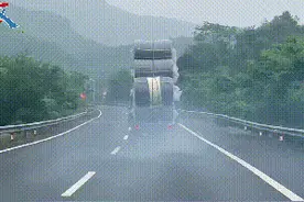 轻型货车装成“巨无霸”上了高速一阵风来就“扭腰”图片