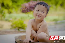 特写丨木澡盆里溅出来的快乐时光图片
