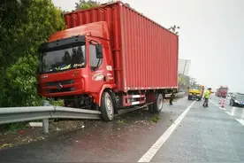 气愤！老司机高速上实线变道引发事故竟逃之夭夭，民警“零容忍”图片