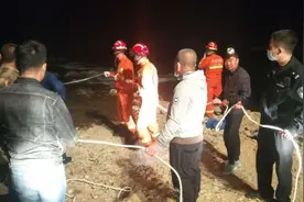 夫妻俩去河对岸走亲戚返回时被困河中 救援人员营救3小时图片