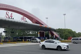 全国高速公路恢复收费 交警提醒车辆变更后及时更新ETC终端信息图片