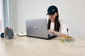 邓紫棋晒开工照 在自己组装的桌前办公超骄傲图片