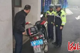 河北石家庄一套牌摩托车被查 奇葩车主：只为加油图片