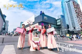 五一长沙街头快闪巡游城市新老地标图片