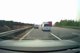 申嘉湖高速上演现实版“碰碰车”，保时捷撞得几乎报废图片