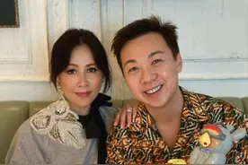 刘嘉玲为著名公关郑绍康庆生 晒合影浅笑优雅端庄图片