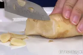 男狂解黑便还出血！医手术一看：好多姜片图片