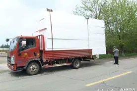 小马拉大车！泡沫堆成新高度，小货马路上乱晃被查图片