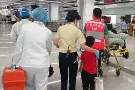 广州二胎妈妈突发不适，地铁“小黄人”暖心救助图片