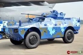 独家丨新型轮式装甲车列装中国空降兵图片