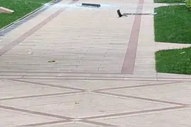 萧山一小区里，一大块玻璃从天而降，吓晕了路过的老人图片