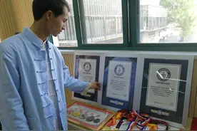 效仿偶像李小龙，上海武术教练用双节棍创造吉尼斯世界纪录图片