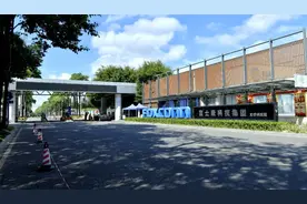 实探丨富士康强制放假四个月？订单确有减少，部分合同工签休假协议，派遣工遭解聘…图片