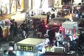 谁认识他？福建晋江：这男的贴身挨着一年轻姑娘，还做出这种事…图片