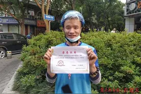 外卖小哥横渡千米江面救人后虚脱，他说：值了图片