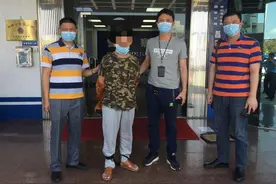 掐死女友隐姓埋名逃亡20年，男子终难逃法网，被押解回中山图片