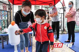 醴陵市晨检机器人助小朋友开学图片