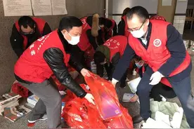 四川隆昌二中校长当志愿者上门送教材 毕业班直播课超20万人观看图片