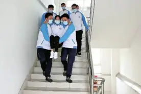 高一女生坐轮椅求学 同学们每天抬她上下楼 为了方便家人照顾 学校特意在教室旁安排了一个小房子图片