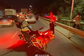 光明交警协助加油 解决车主燃眉之急图片