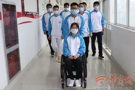 感恩有你们！西安高一女生坐轮椅求学 同学们每天抬她上下楼图片