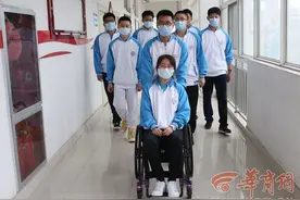 感恩有你们！西安高一女生坐轮椅求学 同学们每天抬她上下楼图片