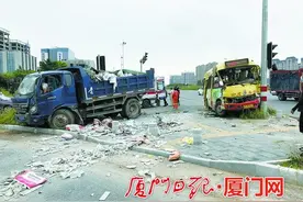 货车和公交车撞停在安全岛损毁严重 事故造成六人受伤图片