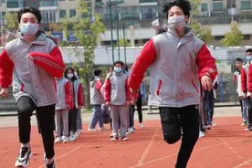 多地叫停学生体育课戴口罩，疫情期间跑步是否需要戴口罩？图片