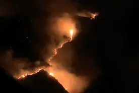 消防员爬70度陡坡向凉山火场挺进！逆行路上这一幕太感动……图片