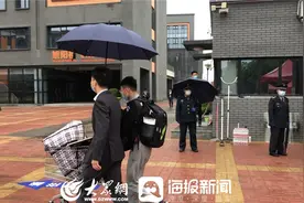 雨天搭上人工“伞桥”德州太阳城中学老师撑伞的样子真好看图片