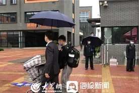 雨天搭上人工“伞桥”德州太阳城中学老师撑伞的样子真好看图片