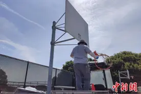 为阻止人们聚众运动 美国北加州一中学拆除篮球框图片