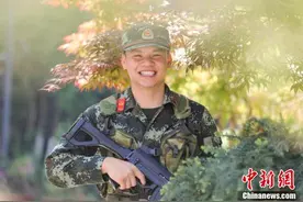 世界微笑日：请收下武警兵哥哥的笑容图片
