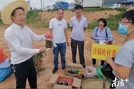 化州合江举办第二次扶贫产品展销会，进场商品全部售完图片