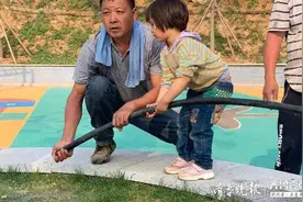 你真棒！3岁半女娃烈日下帮爸爸干活，有模有样惹人怜图片