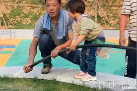 你真棒！3岁半女娃烈日下帮爸爸干活，有模有样惹人怜图片