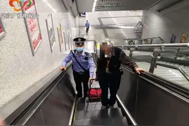 健康证明遗失无法乘坐地铁 民警联系社区紧急补办图片