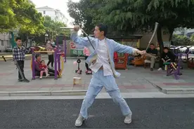 用双节棍也能打乒乓球、开瓶盖？这个90后小伙又创造了两项吉尼斯世界纪录图片