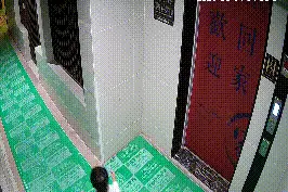 凌晨4点，2岁女童独自乘电梯离家……图片