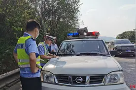 一泡尿引发争议：5岁娃应急道上尿尿 家长被扣6分罚200元图片