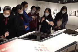 现场｜上海“抗疫”主题展闭幕：定格感人瞬间，捐赠医者画作图片