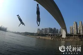 慢新闻·人物 | 9米“跳台”飞入水，一双拖鞋不离脚图片