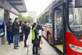 明日起，全区老年人公交免费卡恢复使用图片