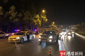 喝着冰啤吃烧烤，嗨了！被查酒驾面临处罚，栽了图片
