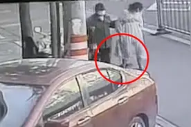 孕妇走路时突然生下孩子，路人帮助送医