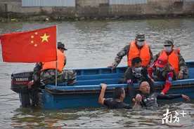 珠海海豹潜水救援队员现场执教，坦洲开展水域救援演练图片
