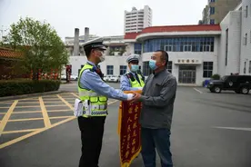 新密交警半夜捡到手提包 原地等候半个多小时终于等来失主图片